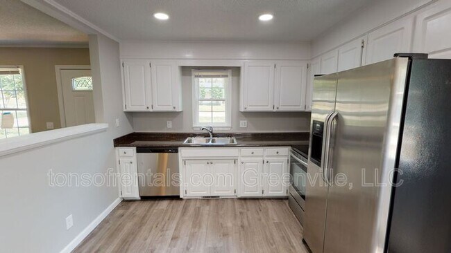 Building Photo - 206 Old Woodruff Rd
