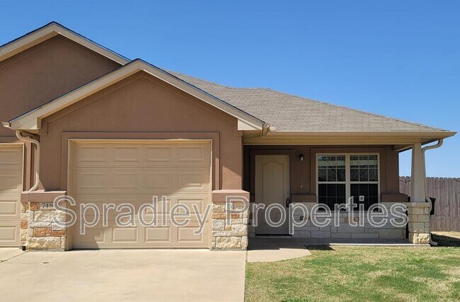 Building Photo - 748 E Ridge Blvd