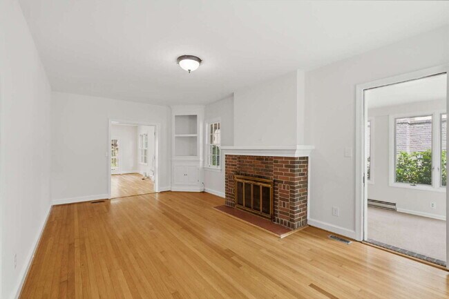 Foto del edificio - Elegant Center-Hall Cape Cod with Sunroom, Garage & Timeless Charm