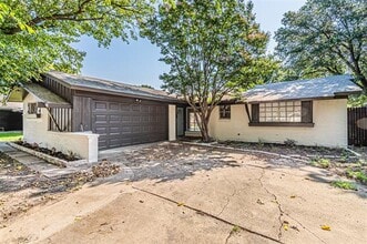 Building Photo - 1018 McCallum Dr