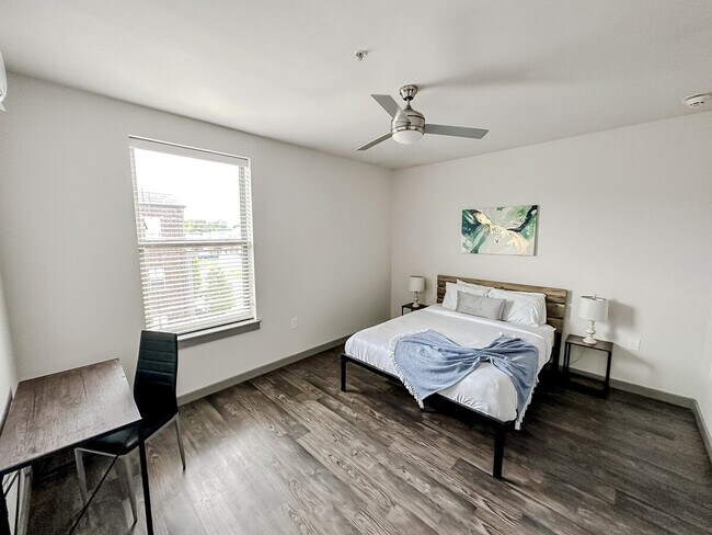 Building Photo - 111 E 4th St