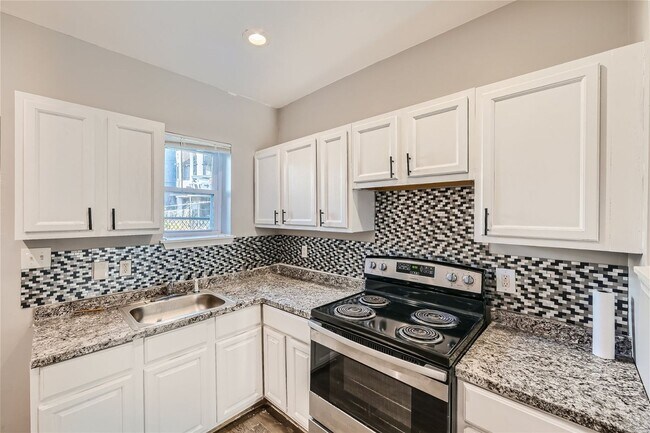 Building Photo - 3 Beds 1.5 Baths | $1475 | 1100 Clendenin ...