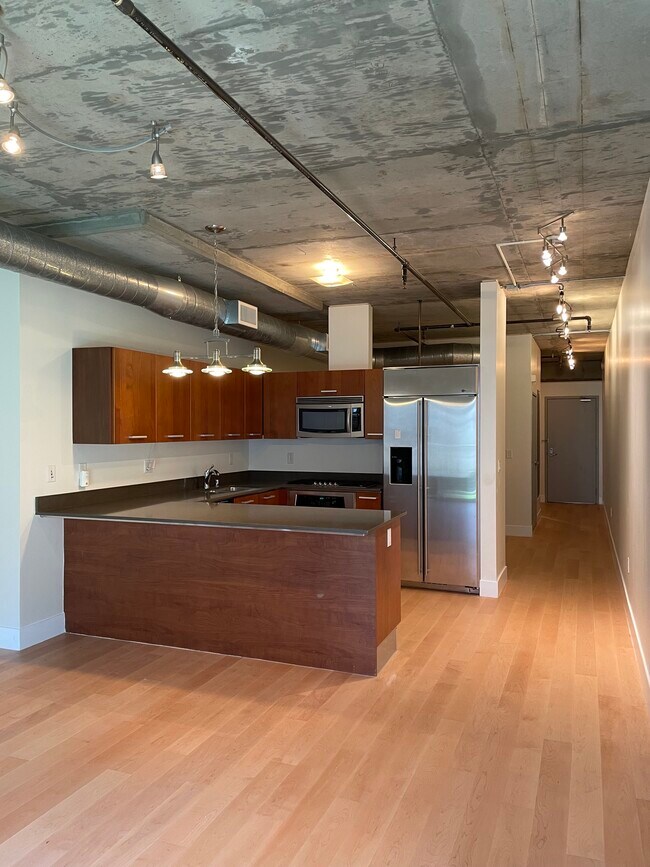 Building Photo - 645 W 9th St
