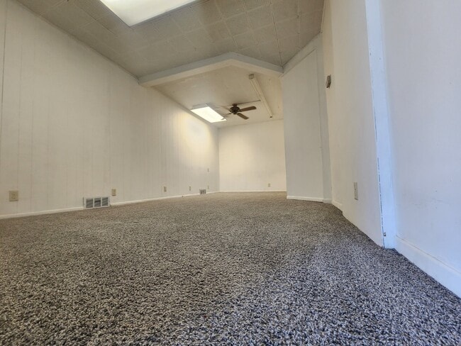 Dormitorio - 209 West Ave S