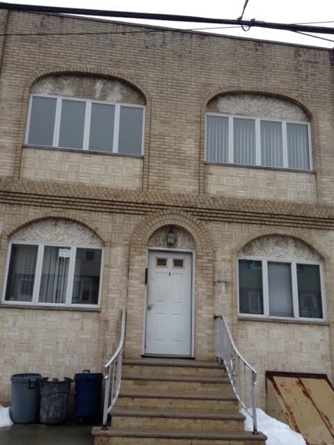 Building Photo - 11 E 10th St