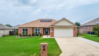 Building Photo - 2423 Palisade Dr