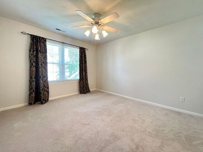 Foto del edificio - Charming 2-Bedroom Condo in the Heart of V...