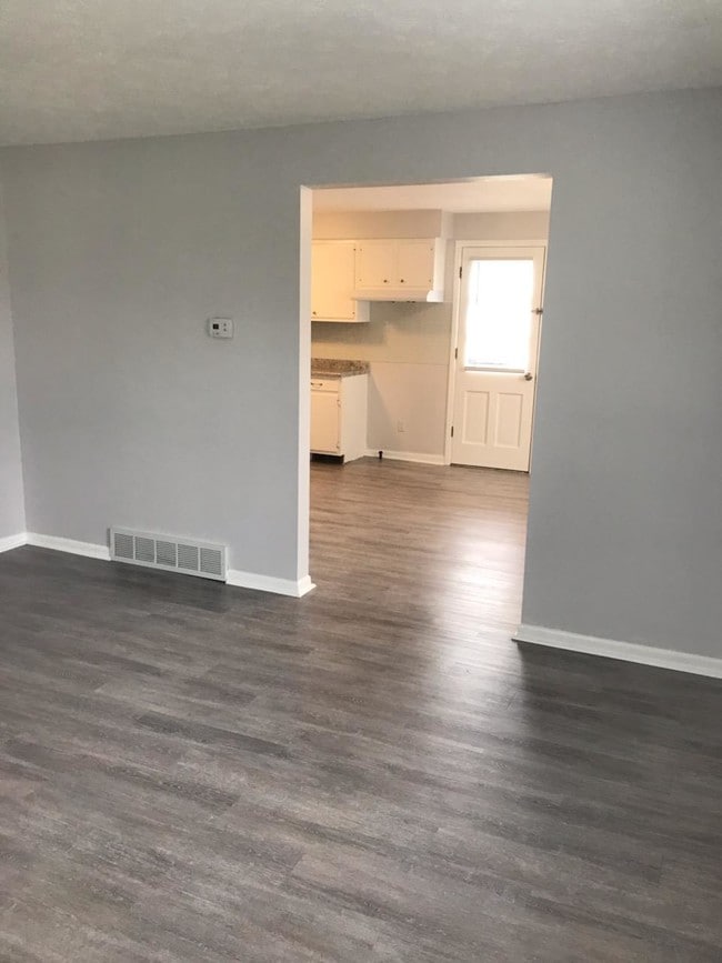 DE LA SALA DE ESTAR A LA SALA DE AUDICIÓN - 306 Pershing Ave NW