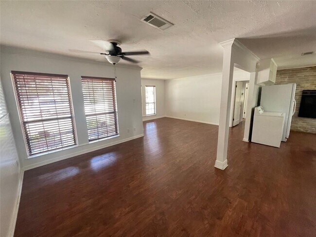Foto del edificio - 5702 Fairlane Dr