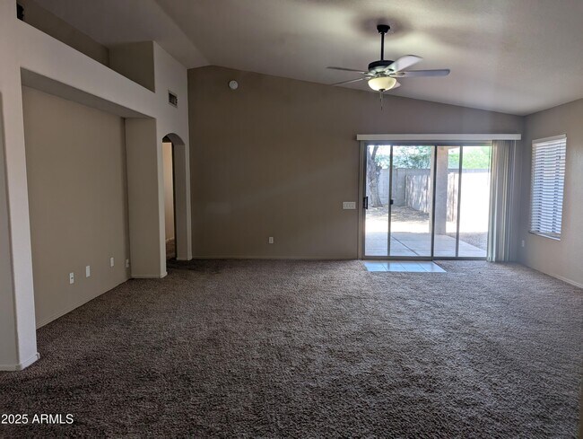 Foto del edificio - 534 W Bluefield Ave
