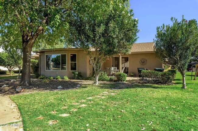 Foto del edificio - Welcome to this stunning updated 2-bedroom, 2-bathroom home on a lake located in the vibrant comm...