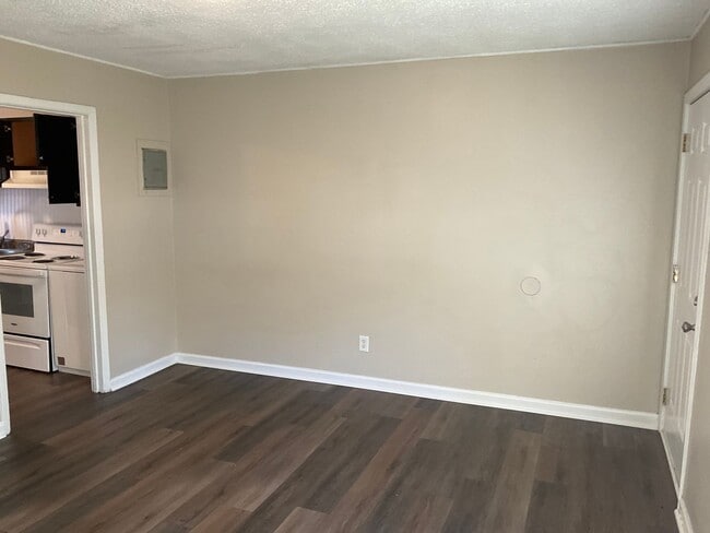 Building Photo - Cute 2 bedroom duplex that is centrally located. Just minutes to area bases, shopping and restaur...