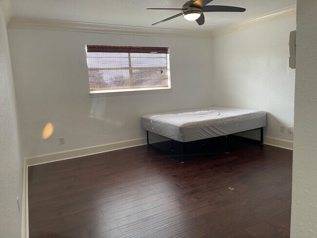 Foto del edificio - 8129 Lemon Tree St