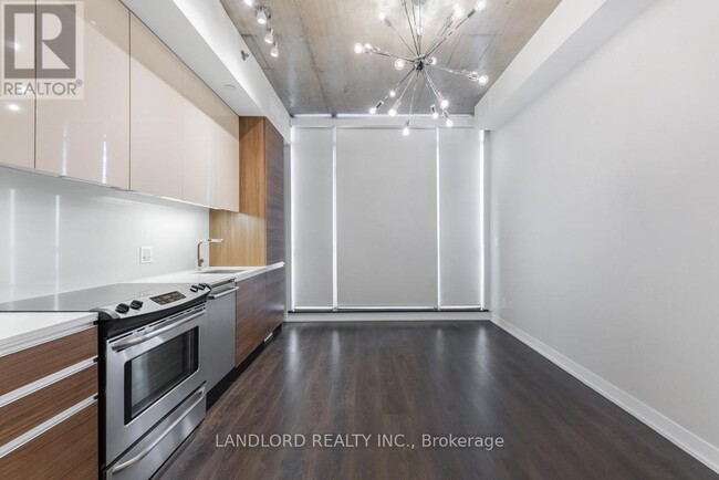 Building Photo - 8-608 Gladstone Ave