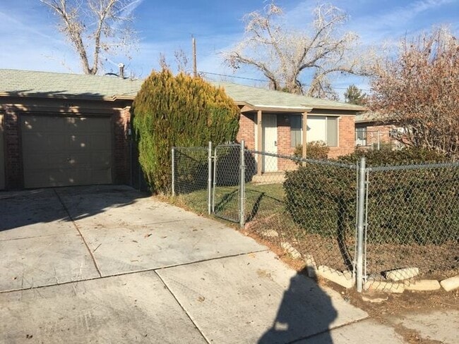 Building Photo - Reno Duplex - 1 Small Pet Friendly, Garage, Dishwasher, Washer/Dryer Inside Unit