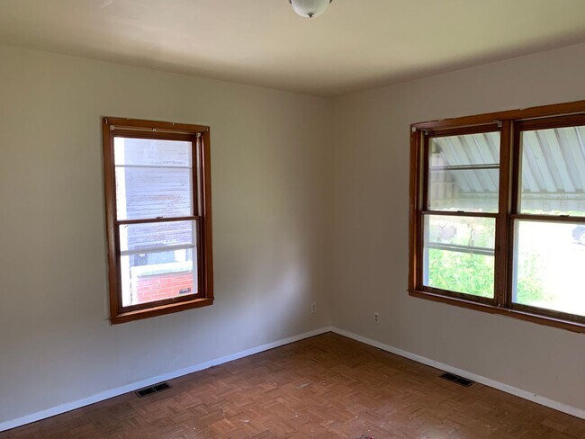 Building Photo - Introducing a charming 2-bedroom, 1-bathro...