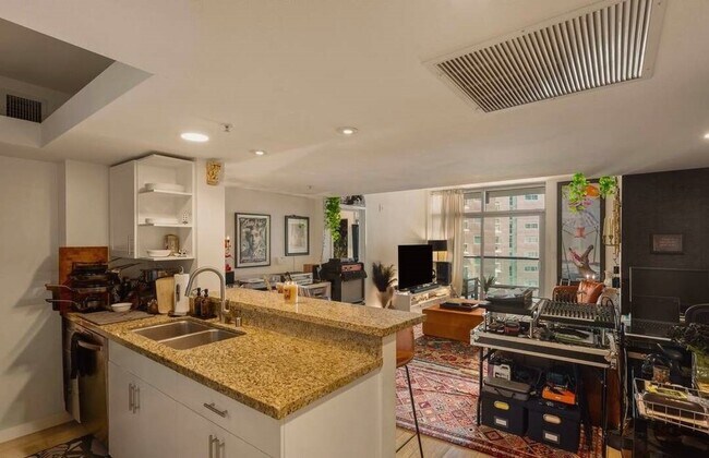 Building Photo - 13700 Marina Pointe Dr