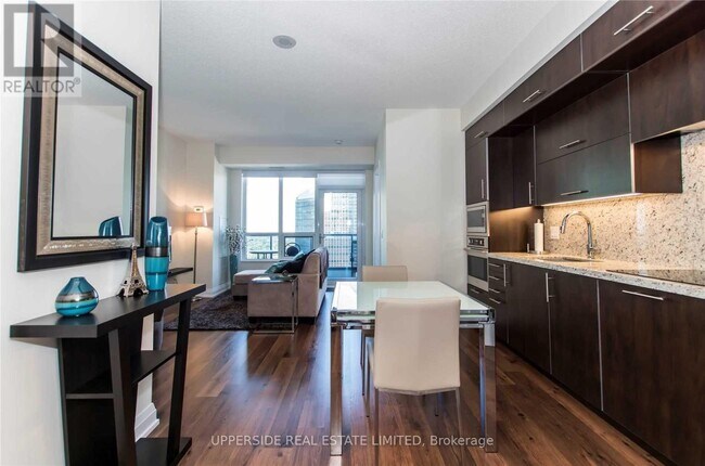 Photo du bâtiment - 5 Sheppard Ave E