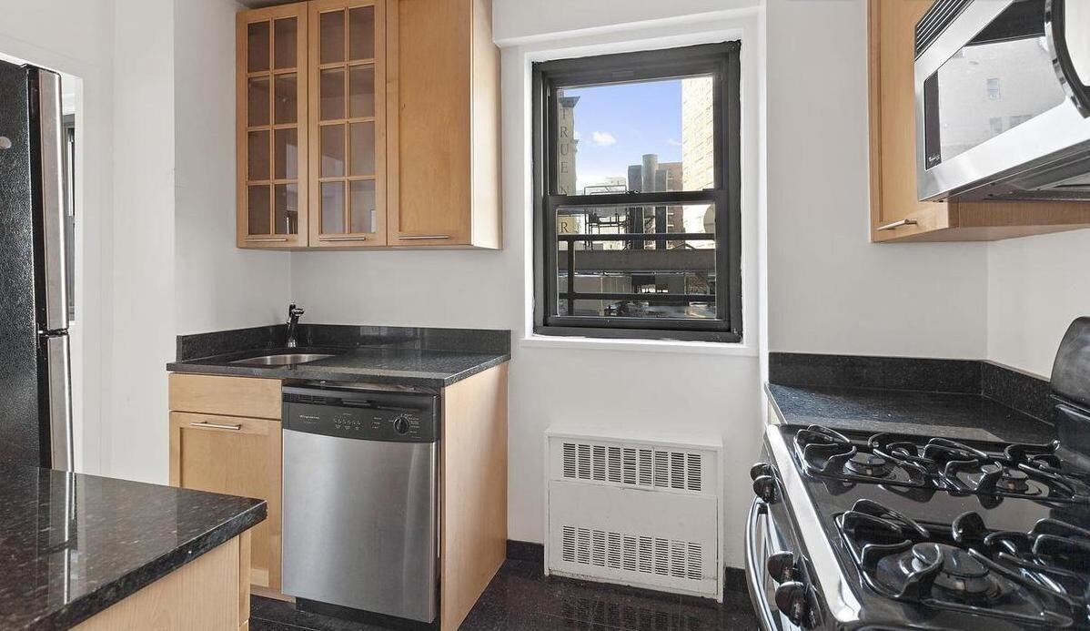 Primary Photo - 165 West 4th Street