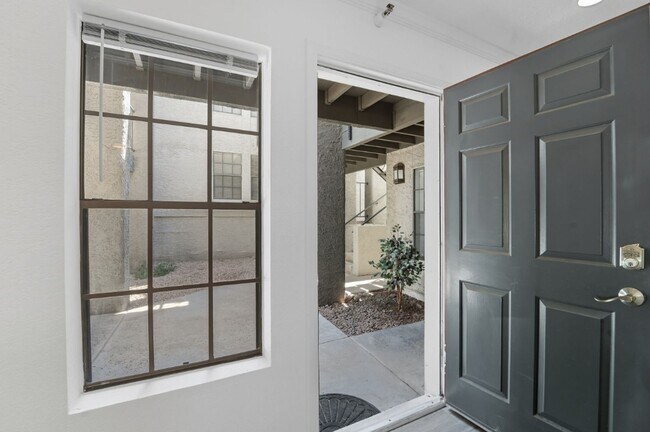 Foto del edificio - Stunning 2-bedroom, 2-bathroom home in the...