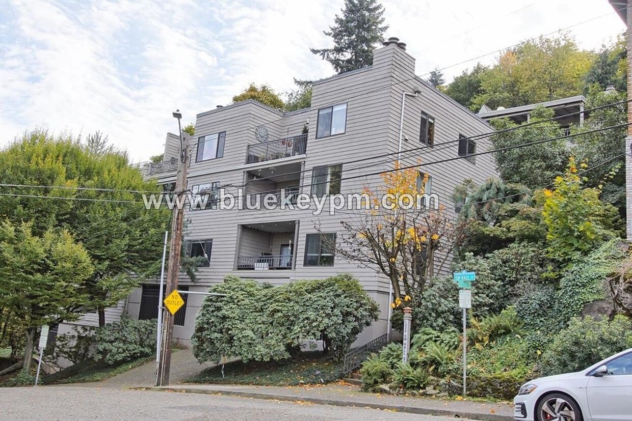 2 Bed, 2 Bath Condo with Roof Top Patio, Covered Balcony and Secure Garage - 2 Bed, 2 Bath Condo with Roof Top Patio, Covered Balcony and Secure Garage