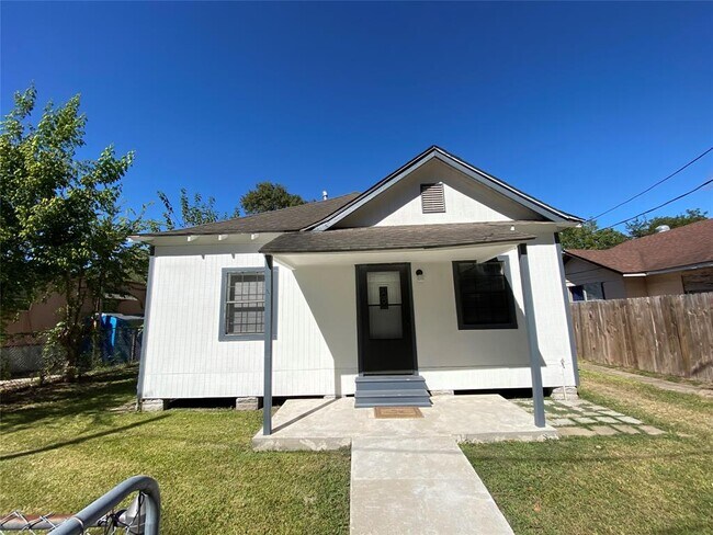 Building Photo - 212 E Lobit Ave