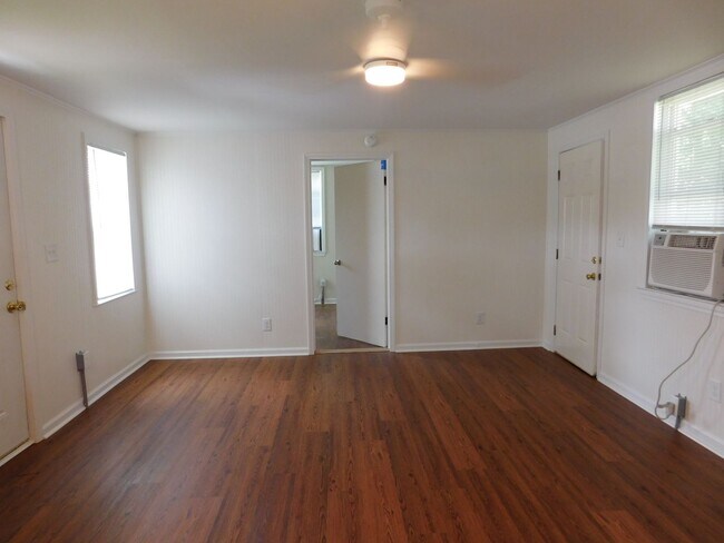 Foto del edificio - 2208 1/2 Spencer Avenue