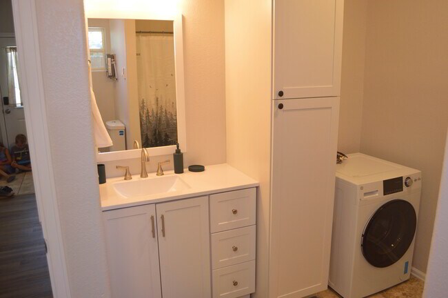 baño y lavandería - 618 Hudson Bay Dr