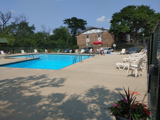 Building Photo - 16W535 79th St