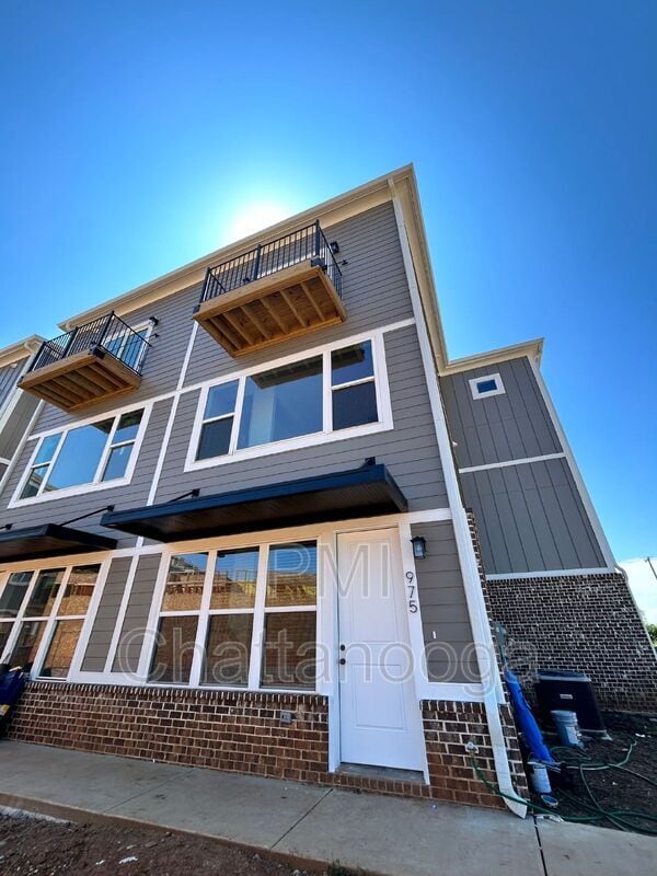 Building Photo - 975 Montague Pl