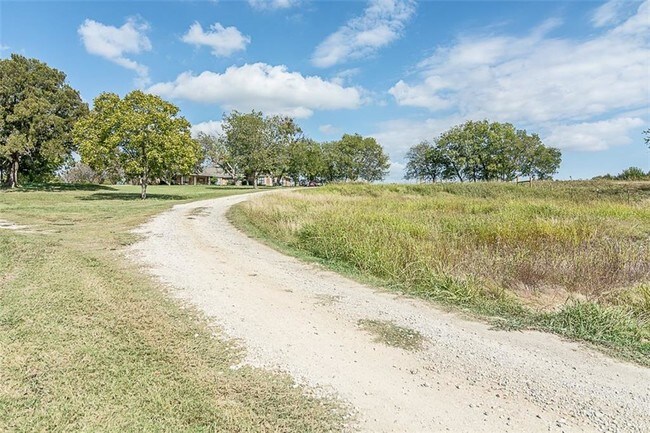 Building Photo - 919 E Lucas Rd