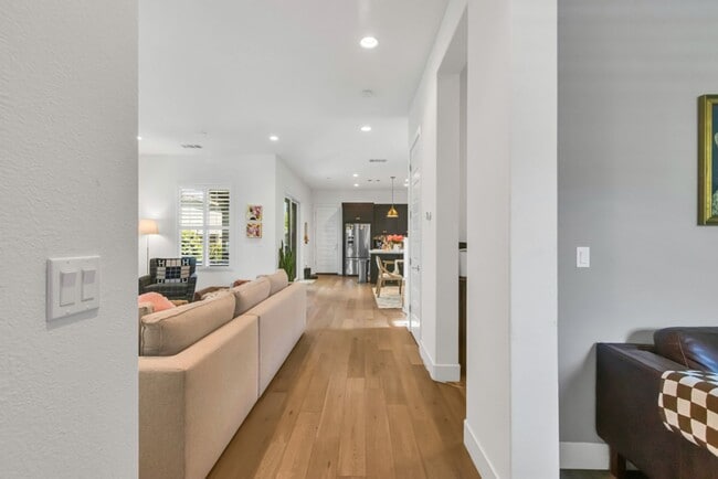Building Photo - Stunning McKinley Village Home