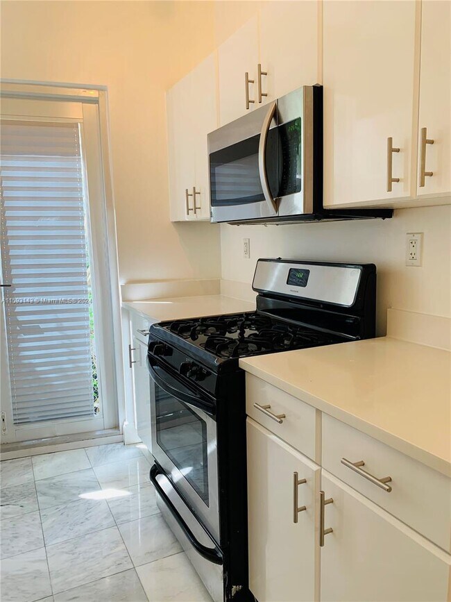 Foto del edificio - 2842 Pine Tree Dr