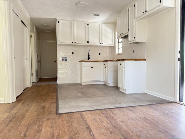 Foto del edificio - Now Available for Rent! Section 8 Welcome!
