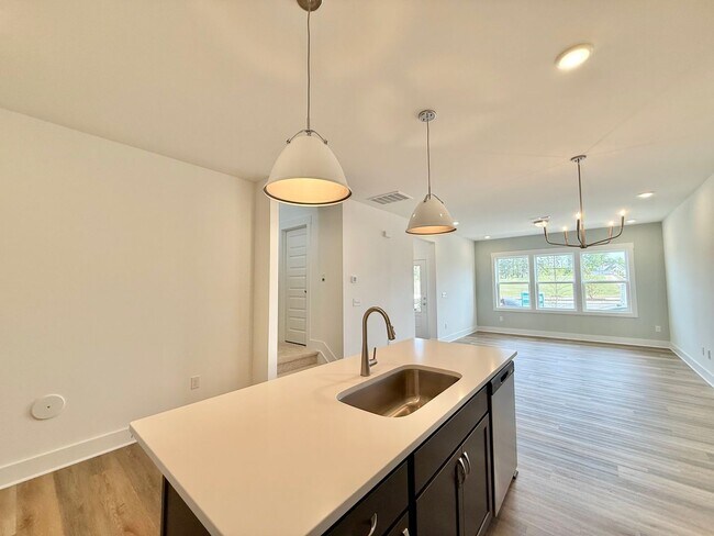 Foto del edificio - New Construction 3BD, 2.5BA Raleigh Home with a First Floor Bedroom & Detached 2-Car Garage