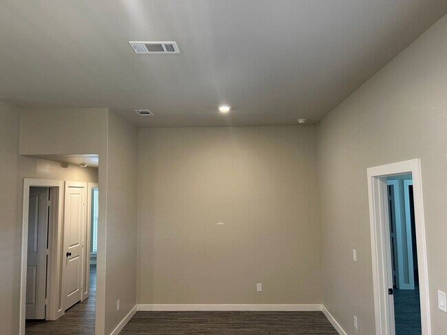 Foto del edificio - Pre-Leasing - Lovely Glowing Home in South...
