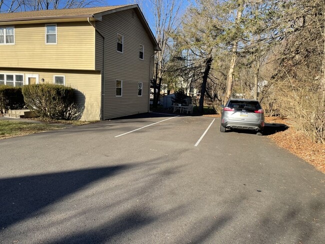 Building Photo - 598 Chestnut St