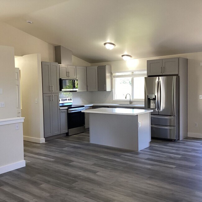 Building Photo - Updated 4 bedroom in The Desirable Merrill...
