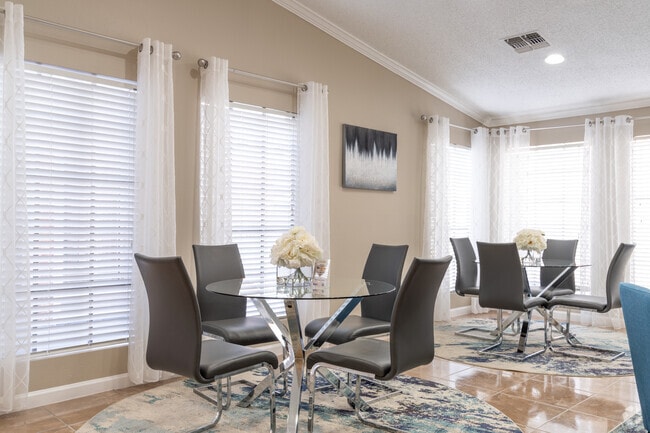 Oficina de arrendamiento - Dover Pointe