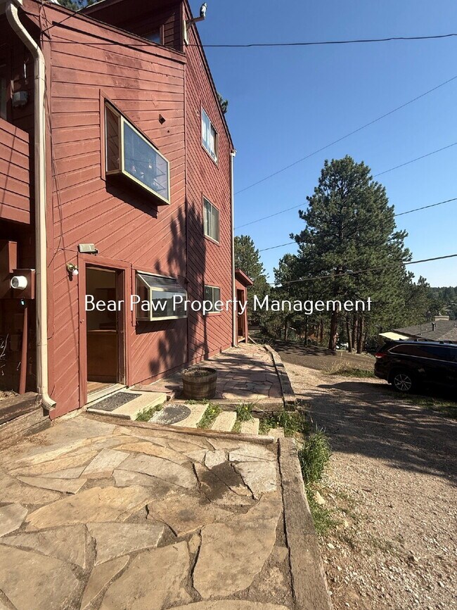 Foto del edificio - One Bedroom, plus Office Duplex in North Evergreen that includes Utilities!