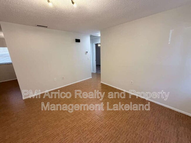 Foto del edificio - 1211 Robert King High Dr