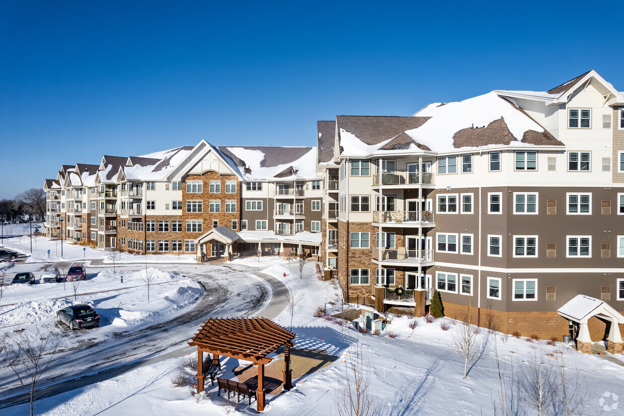 Primary Photo - Applewood Pointe at Mississippi Crossings