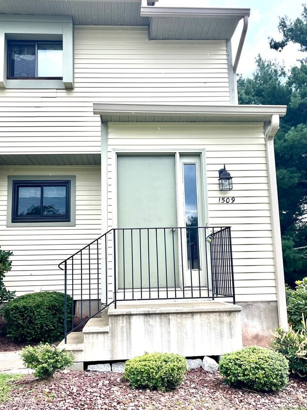 Primary Photo - 1509 Summer Hill Dr