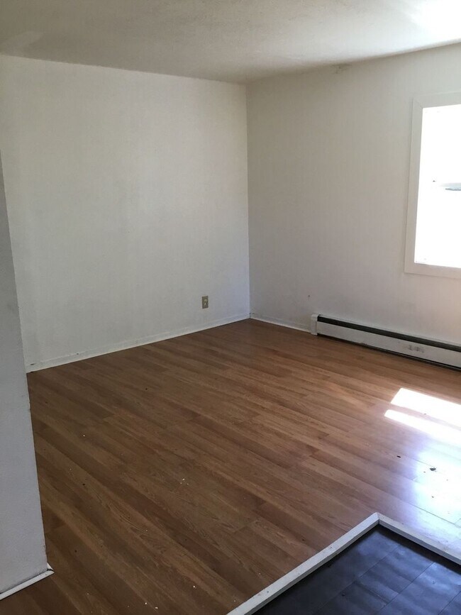 Building Photo - Great cozy unit with private deck entrance