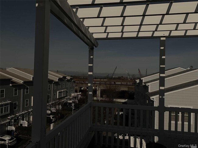 Foto del edificio - 75-18 Aquatic Dr