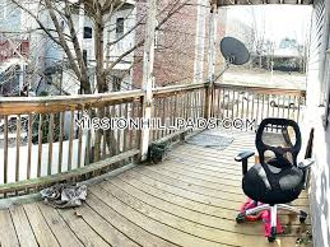 Foto del edificio - Single-Family House in Mission Hill, Porch...