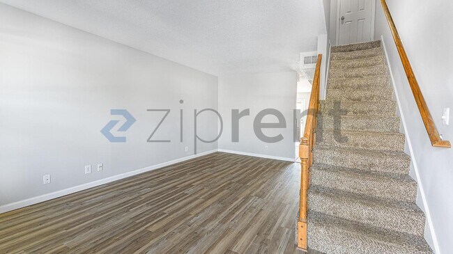 Foto del edificio - 813 Golf View Pl