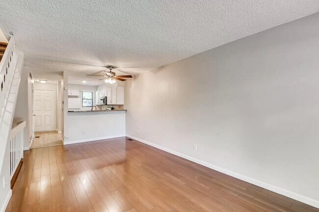 Sala de estar - 8787 W Cornell Ave