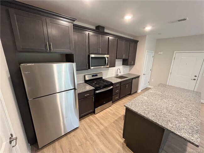 Foto del edificio - 214 Tower Ridge Cir
