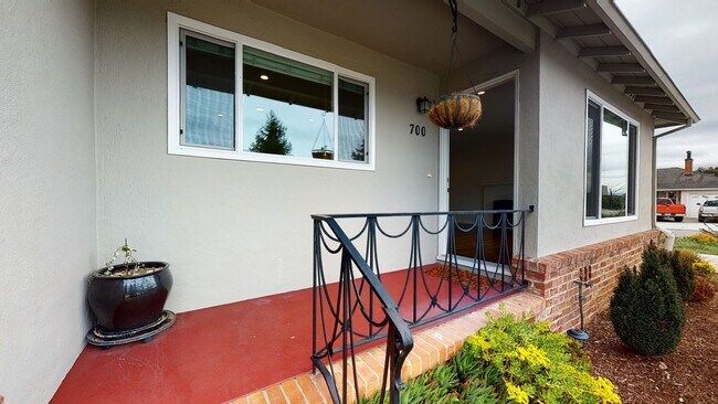 Foto del edificio - Spacious remodeled 2-bedroom duplex, washe...
